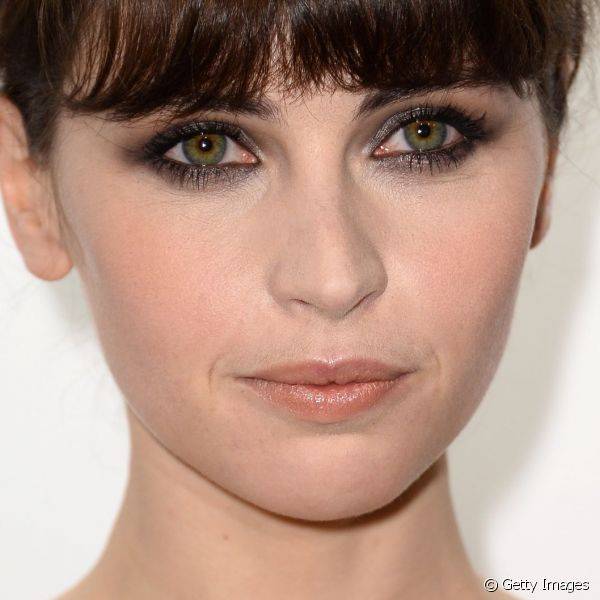 Para comparecer a um evento da revista Elle, em 2014, a atriz usou um esfumado rocker nos olhos com sombra preta borradinha